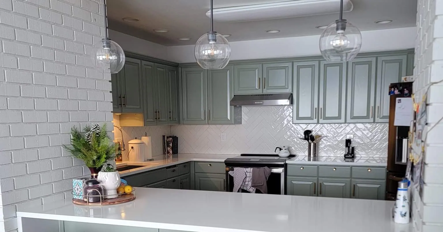 A spotless Yakima home kitchen after a house cleaning by Ari's Cleaning Services